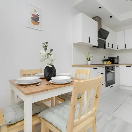 M&r Airport&business Cybernetyki - Underground Garage - Self Check-in - Fast Wi-fi - 5 Min From Chopin Airport Warszawa