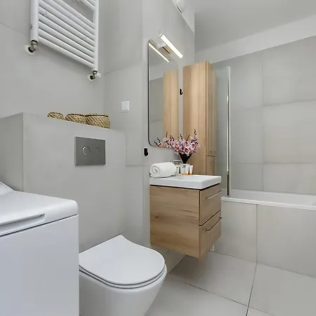 M&r Airport&business Cybernetyki - Underground Garage - Self Check-in - Fast Wi-fi - 5 Min From Chopin Airport Lägenhet