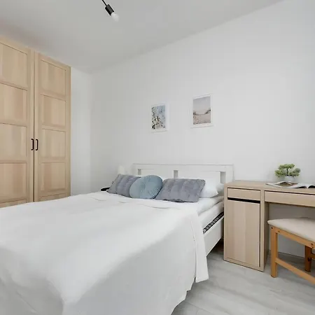 M&r Airport&business Cybernetyki - Underground Garage - Self Check-in - Fast Wi-fi - 5 Min From Chopin Airport Lägenhet Warszawa