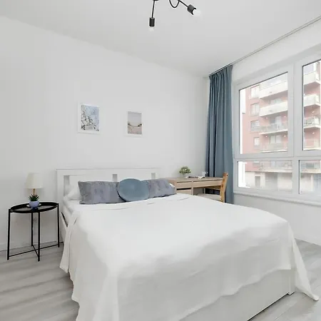 Apartamento M&r Airport&business Cybernetyki - Underground Garage - Self Check-in - Fast Wi-fi - 5 Min From Chopin Airport *