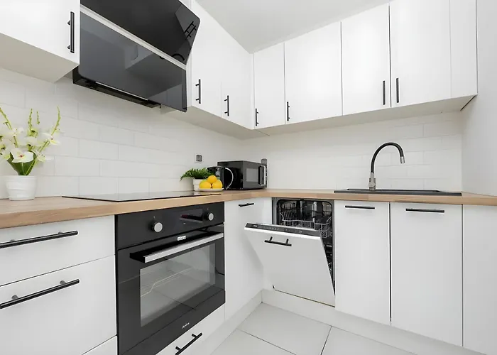 Lejlighed M&r Airport&business Cybernetyki - Underground Garage - Self Check-in - Fast Wi-fi - 5 Min From Chopin Airport *