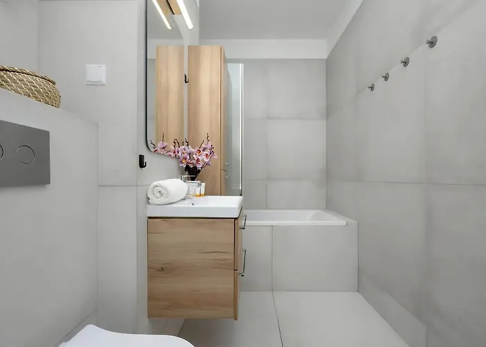 M&r Airport&business Cybernetyki - Underground Garage - Self Check-in - Fast Wi-fi - 5 Min From Chopin Airport Apartment *