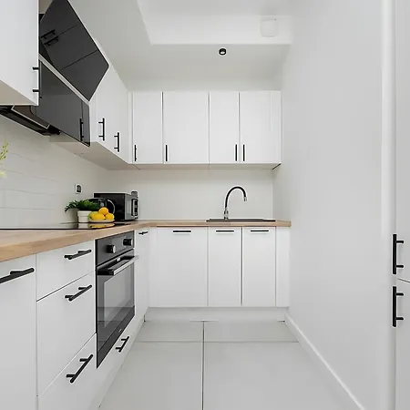 M&r Airport&business Cybernetyki - Underground Garage - Self Check-in - Fast Wi-fi - 5 Min From Chopin Airport 아파트