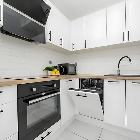 Διαμέρισμα M&r Airport&business Cybernetyki - Underground Garage - Self Check-in - Fast Wi-fi - 5 Min From Chopin Airport *